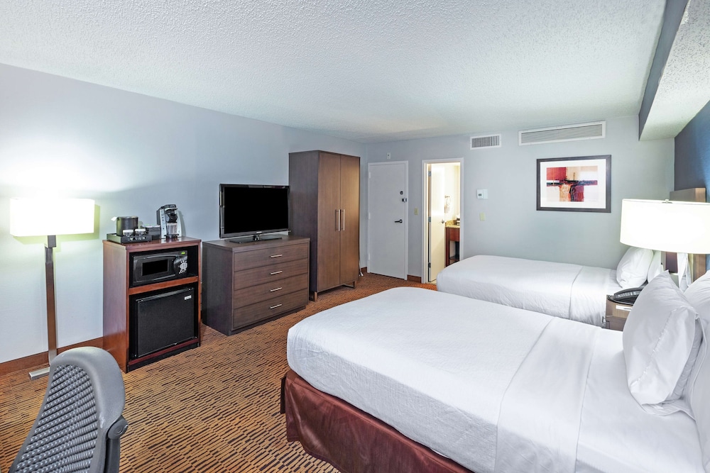 Embassy Suites by Hilton Dallas Market Center - photo 17