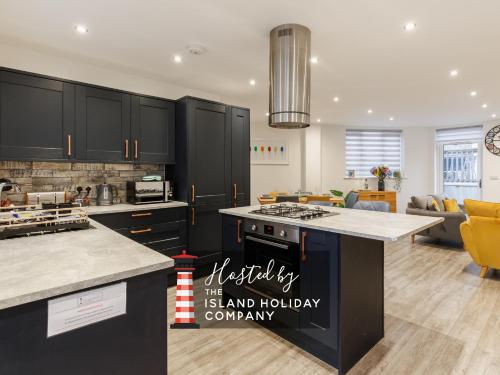 Jollys Contemporary Beachfront Property Pet Friendly with optional Hot Tub in Sandown, United Kingdom