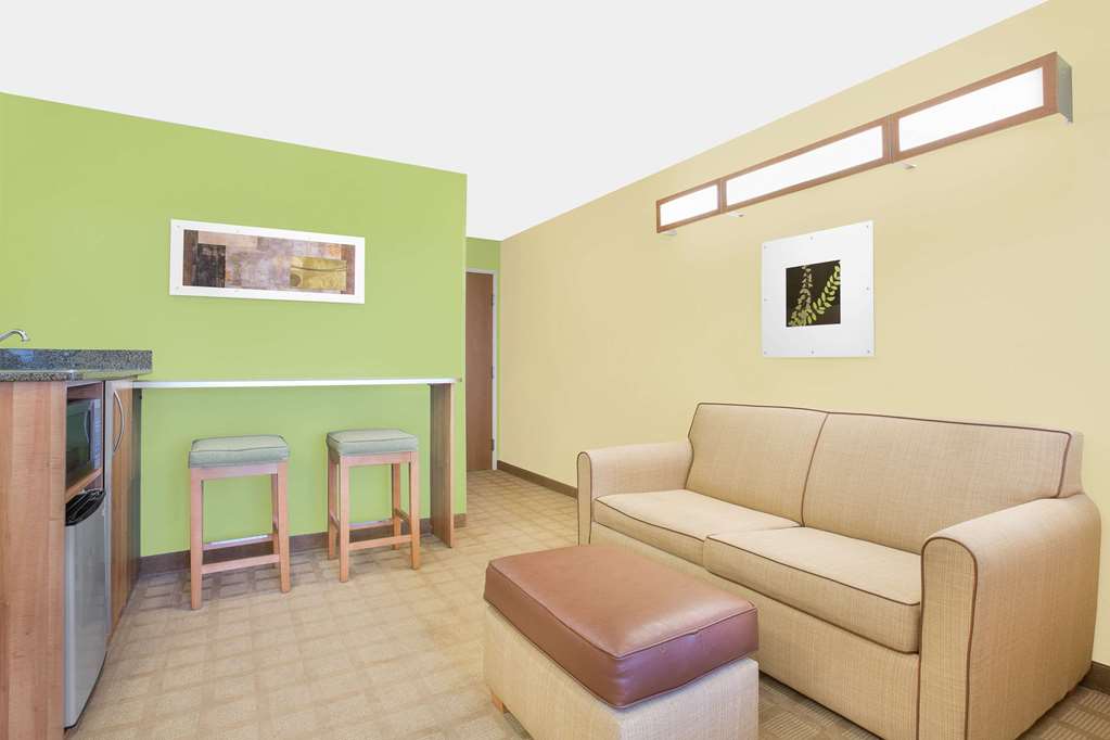 Microtel Inn & Suites by Wyndham Tuscumbia Muscle Shoals - photo 10