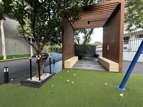 Condo 3 min walk to BTS Sky pool Gym Wifi Self check in at pickup point