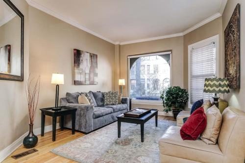 Old World Classic Building Downtown — 4-Star Luxury Hotel in Chicago, United States