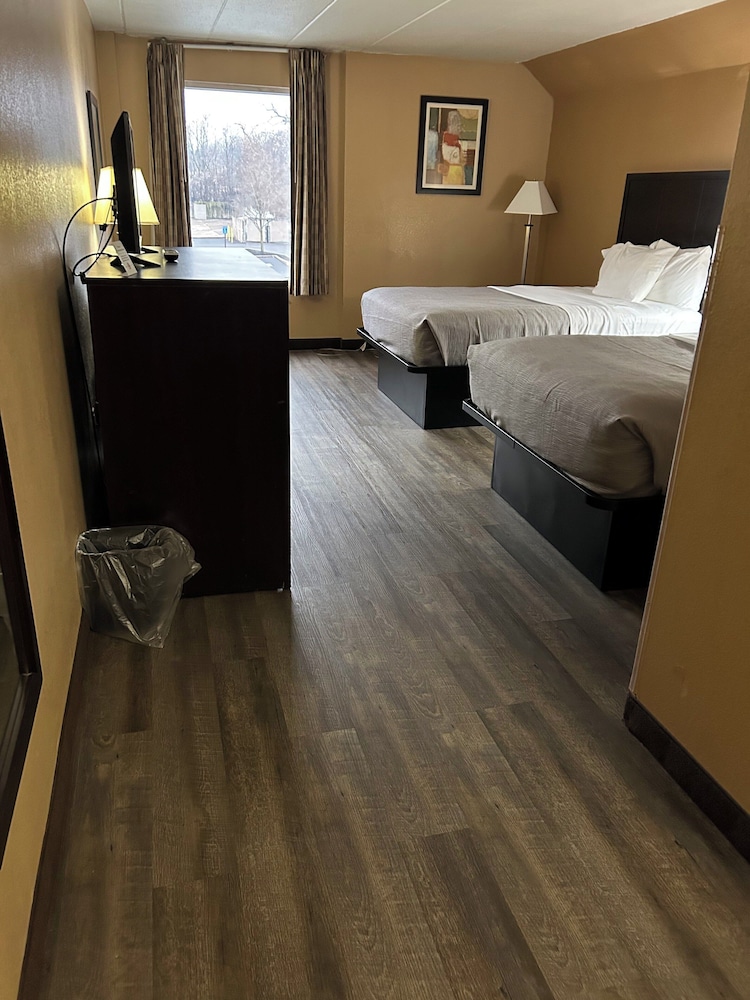 Quality Inn & Suites Cincinnati Uptown Norwood - photo 24