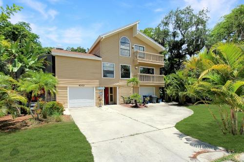 Two Story Private Pool Home Near Bradenton Beach — 4-Star Luxury Hotel in Bradenton, United States