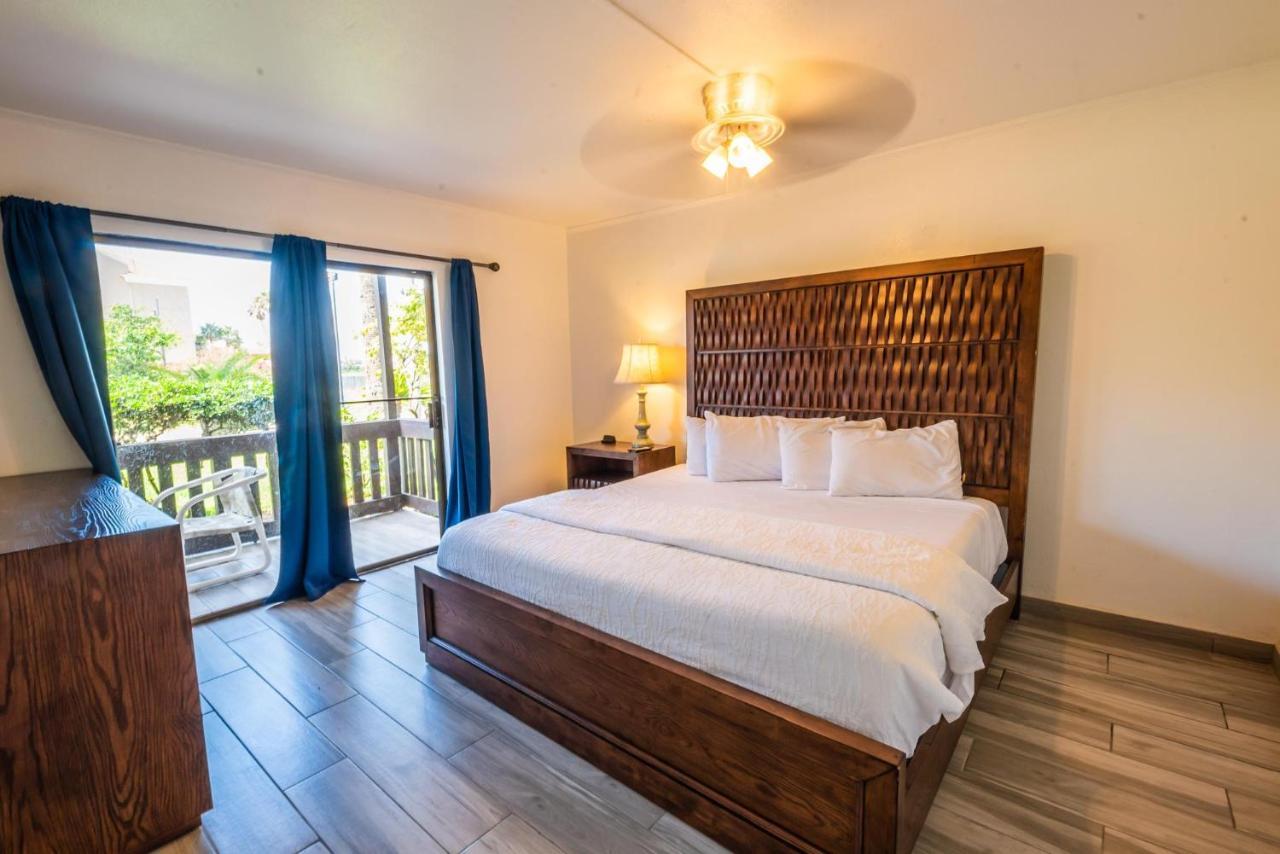 Pelicans Perch Charming 1BR Near Beach with Patio 160 — 4-Star Luxury Hotel in South Padre Island, United States
