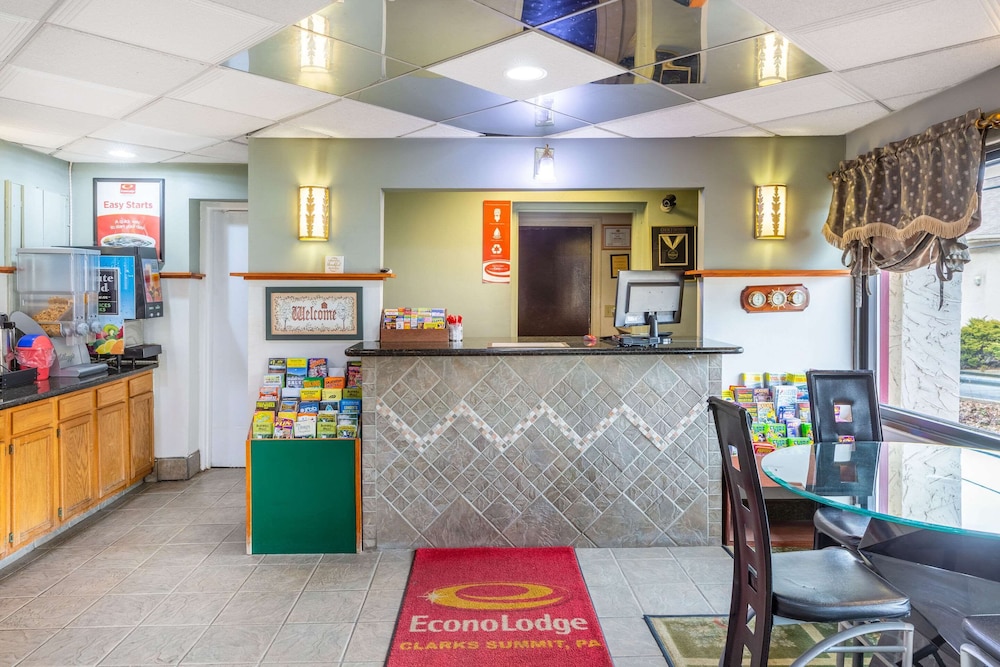 Econo Lodge Clarks Summit Scranton - photo 3