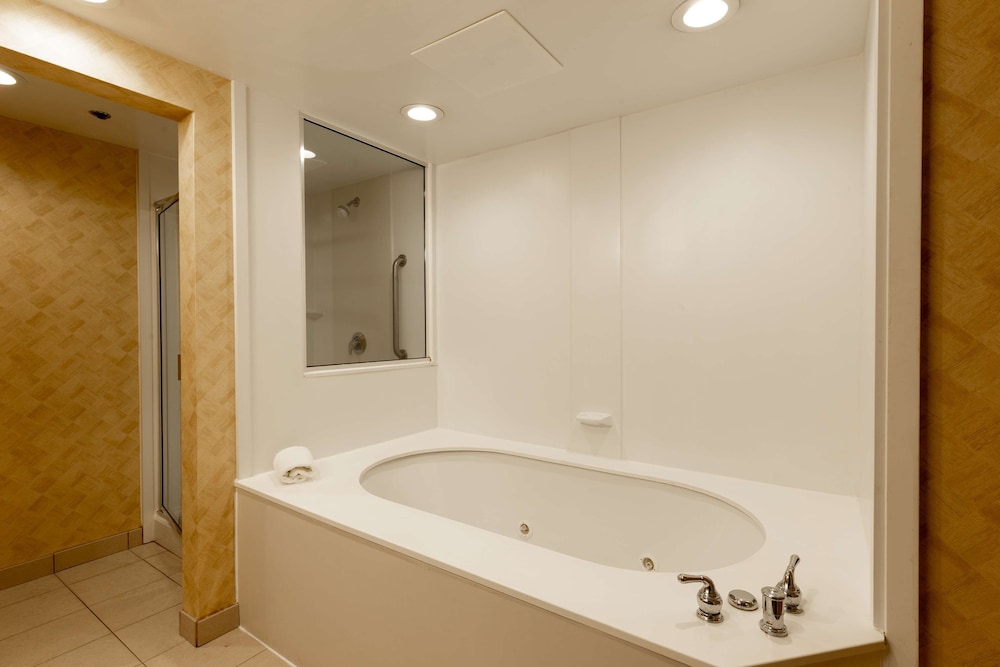 Hampton Inn & Suites Jacksonville Deerwood Park - photo 46