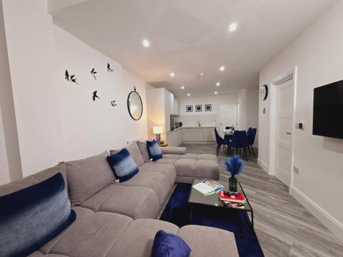 Abbey Corner by Nivaas 3 Located in the heart of the city centre 5 minute walk to train station 20 minutes to London via train — 4-Star Luxury Hotel in Reading, United Kingdom