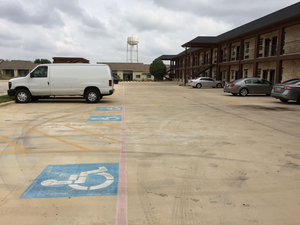 Pearsall Inn & Suites - photo 30