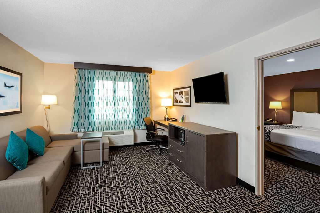La Quinta Inn & Suites by Wyndham Las Vegas Nellis - photo 27