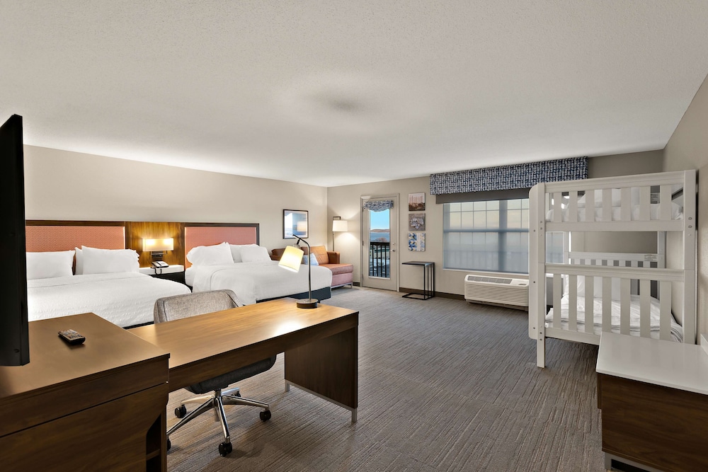 Hampton Inn & Suites by Hilton Petoskey - photo 14