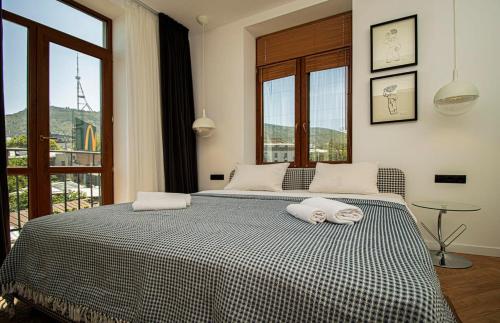 Chic 2BR Center Apt with View By Wehost
