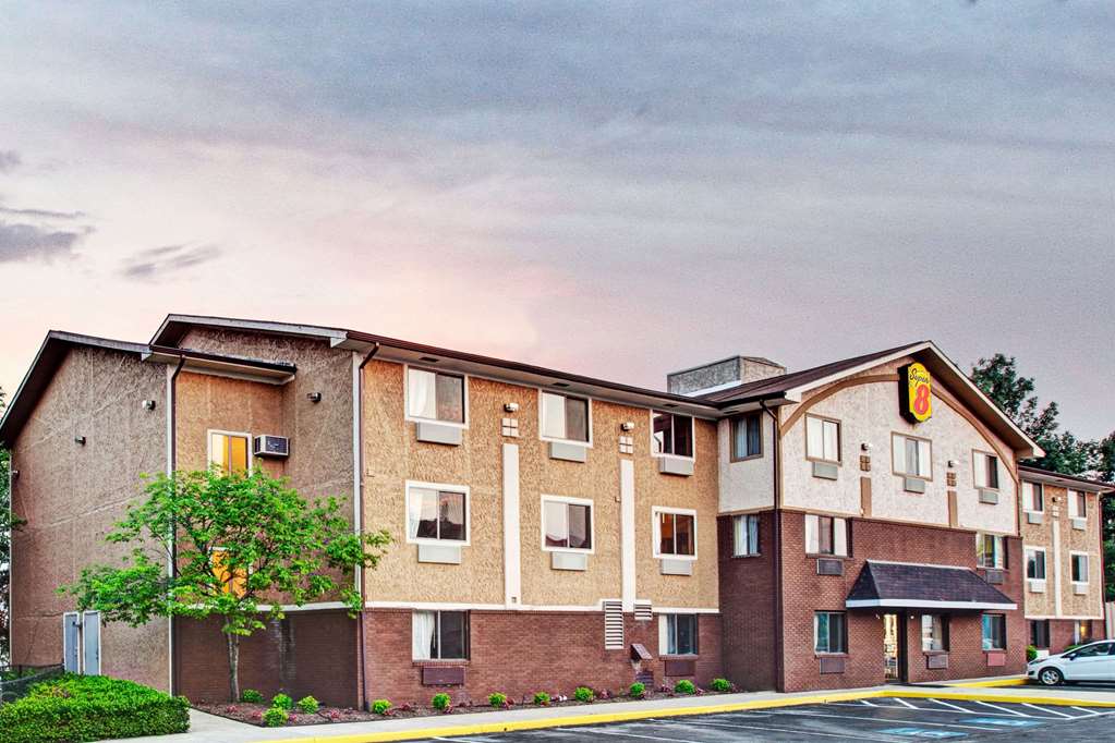Super 8 by Wyndham Baltimore Essex Area — hotel in Essex