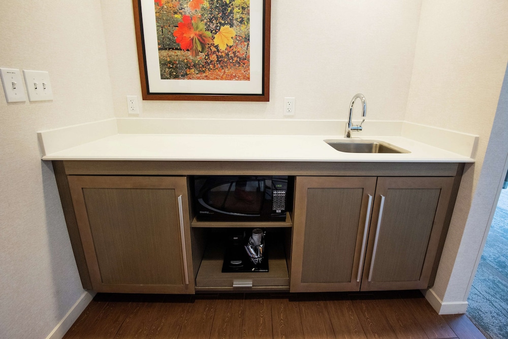Hampton Inn and Suites Manchester - photo 23