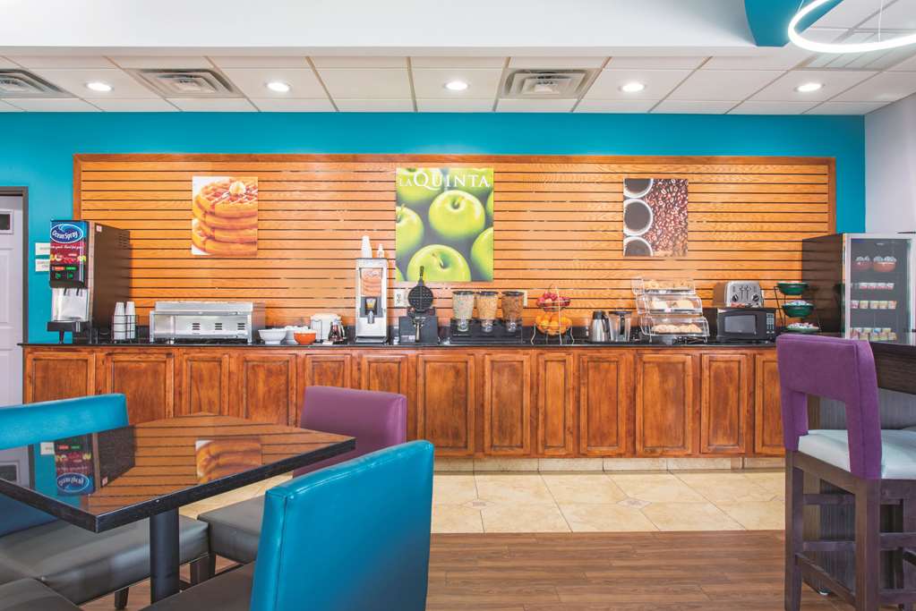 La Quinta Inn & Suites by Wyndham Tulsa Airpt Expo Square - photo 61
