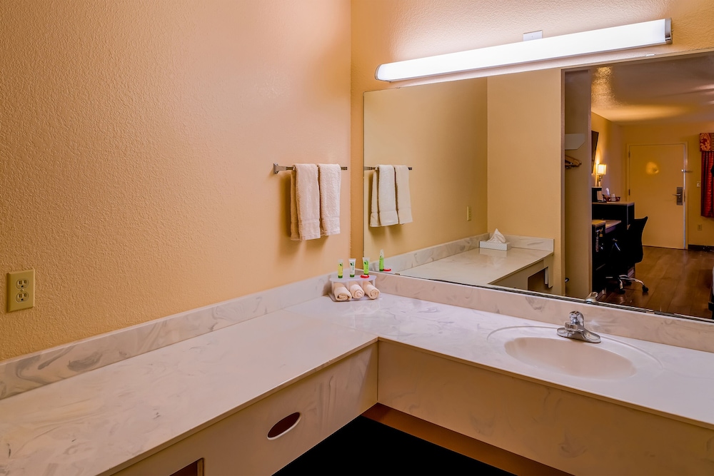 OYO Hotel Yoakum West - photo 36