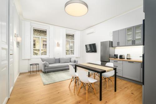 Modern Penthouse in a Century Old Building 2 BR AC — 4-Star Luxury Hotel in Budapest, Hungary