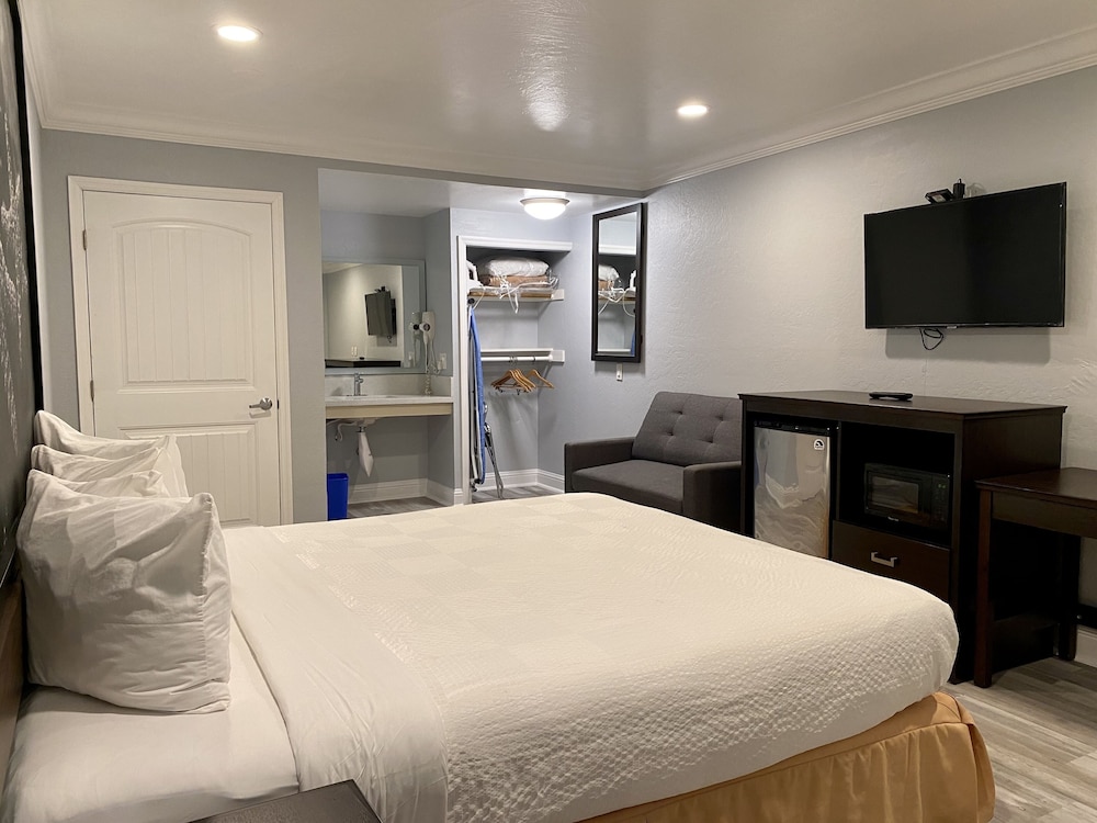 Aura Inn Monterey - photo 16