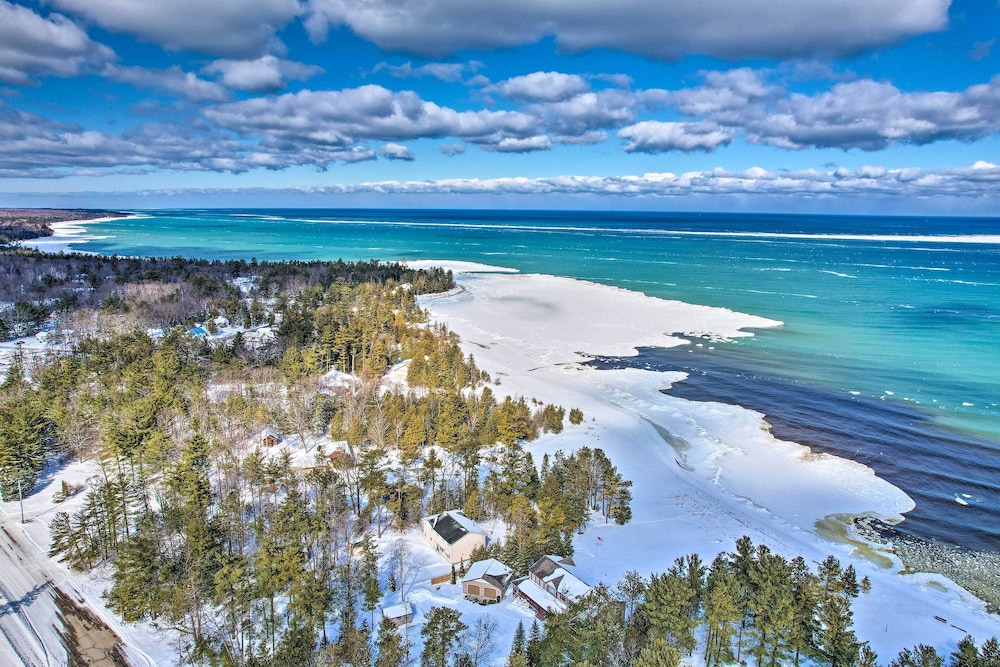 Spacious Lakefront Home with Sunroom and Bar — 4-Star Luxury Hotel in Rogers, United States