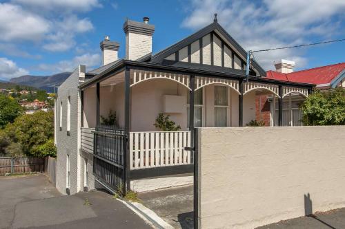 Kallara House walk to restaurant strip — 4-Star Luxury Hotel in New Town, Australia