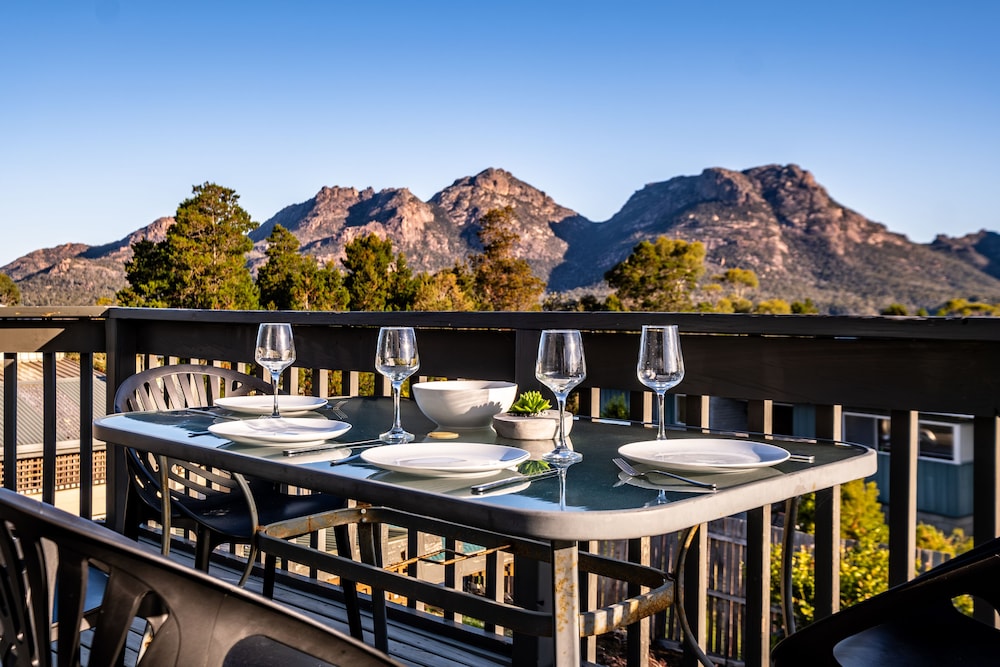 The Lookout Large family house with views — 4-Star Luxury Hotel in Coles Bay, Australia