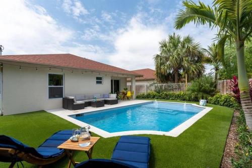 Modern Comfortable Stay Sleeps 8 — West Palm Beach