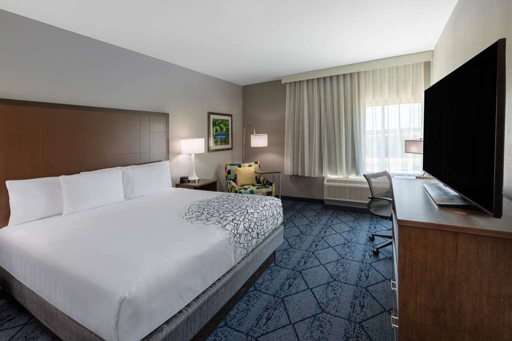 La Quinta Inn & Suites by Wyndham Round Rock near Kalahari - photo 27