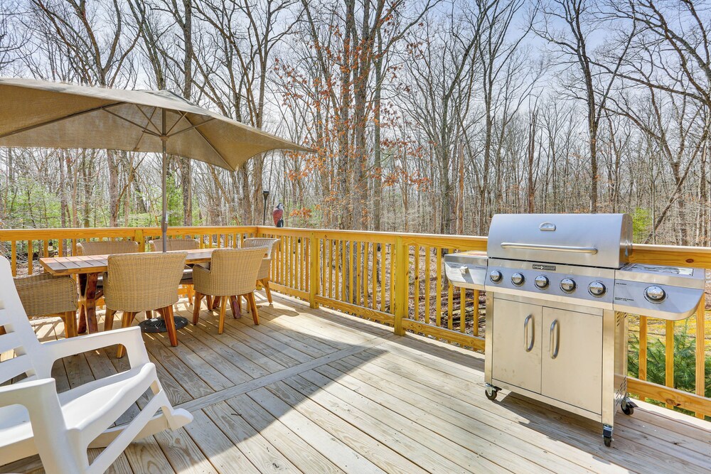 Forest view Deck & Fire Pit: Poconos Escape - last minute hotel in East Stroudsburg