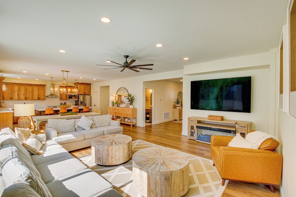 Spacious Utah Home with Hot Tub Less Than 1 Mi to Bear Lake — 4-Star Luxury Hotel in Garden City, United States