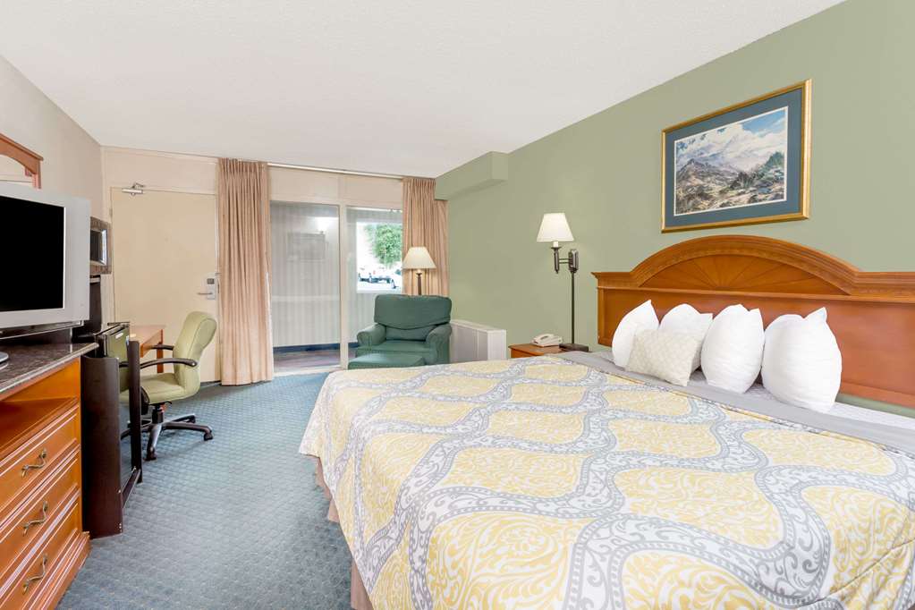 Days Inn by Wyndham Cedar Falls University Plaza - photo 8