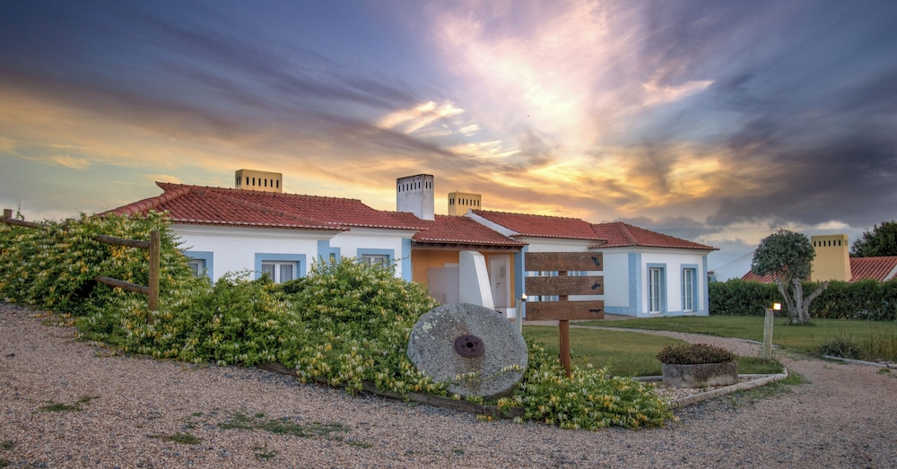 Monte do Giestal Casas de Campo and Spa — 4-Star Luxury Hotel in Santiago Do Cacem, Portugal