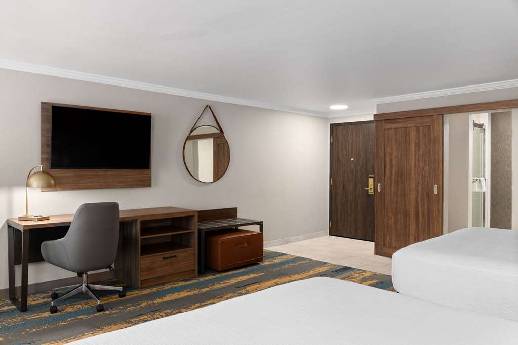 La Quinta Inn & Suites by Wyndham Yakima Downtown - photo 36