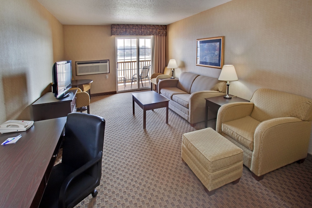 Holiday Inn Express Le Claire Riverfront Davenport an IHG Hotel - photo 2