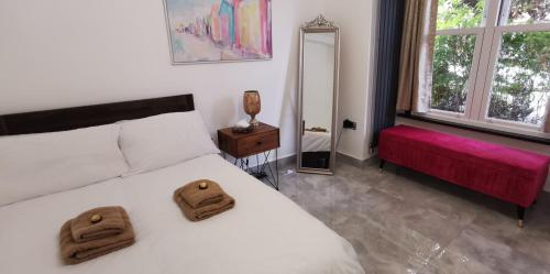 Luxury London house sleeps 13 2 minutes to metro — 4-Star Luxury Hotel in London, United Kingdom