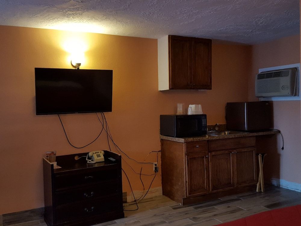 Three Oaks Motel - photo 6