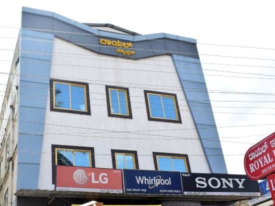 Iroomz Royal Inn in Kushalnagar, India