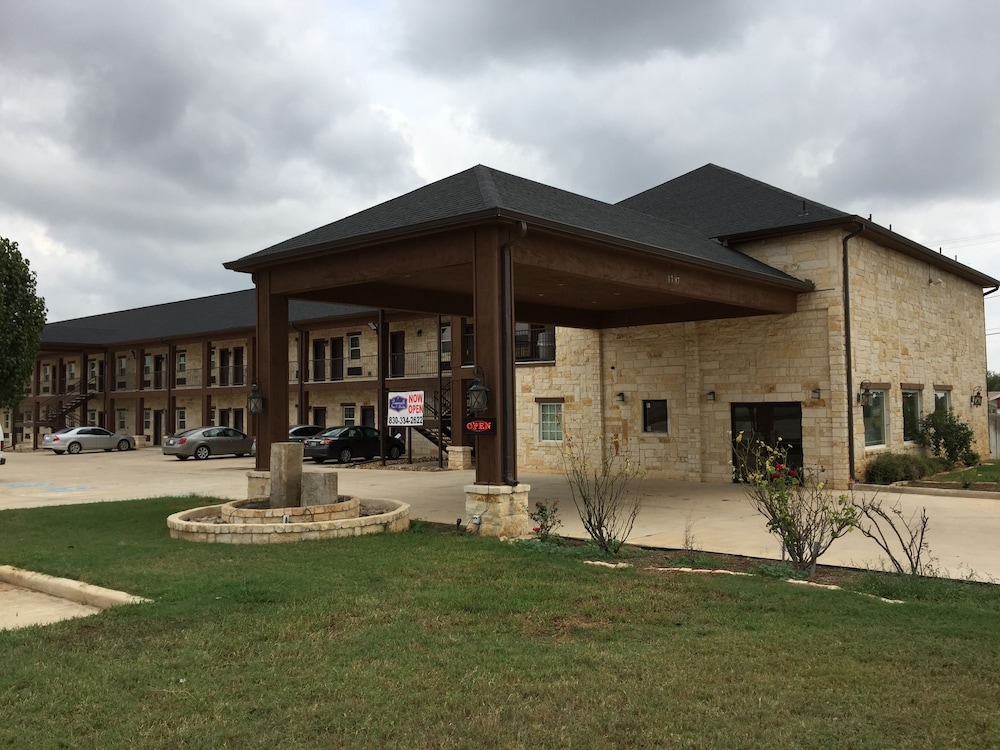 Pearsall Inn Suites — Pearsall