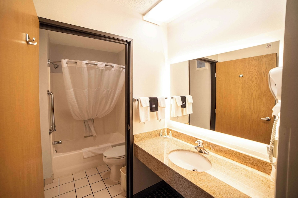 Quality Inn & Suites Watertown near Prairie Lakes Ice Arena - photo 19