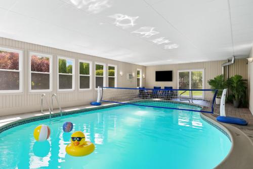 Grandma's Fun 5BR House Heated Indoor Pool — 4-Star Luxury Hotel in Sterling Heights, United States