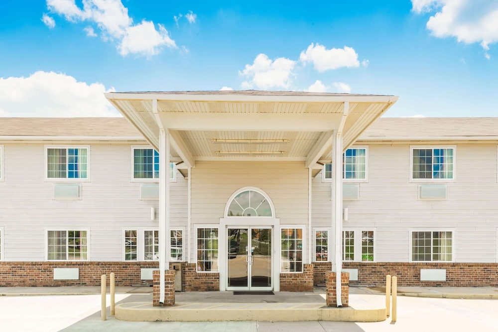 Super 8 by Wyndham Platte City Kansas City Area Airport - featured photo