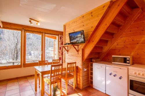 L'Elva Hameau des Chazals Nevache Hautes Alpes - carbon neutral hotel in Unknown City