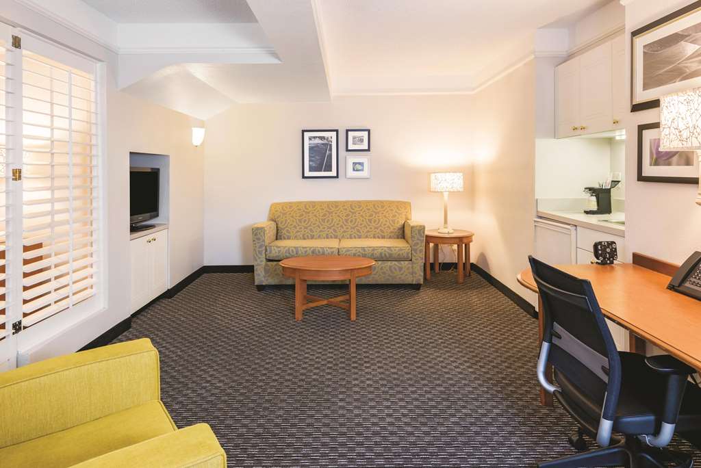 La Quinta Inn & Suites by Wyndham Univ Area Chapel Hill - photo 32