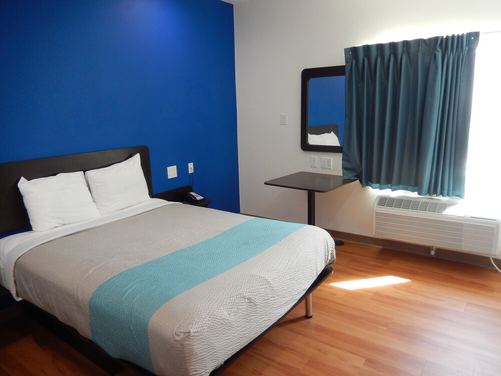 Motel 6 Houston TX Downtown North - photo 9