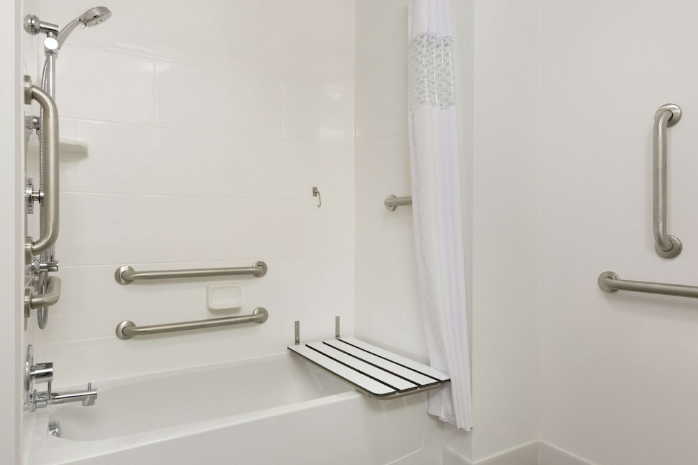 Hampton Inn North Olmsted Cleveland Airport - photo 10