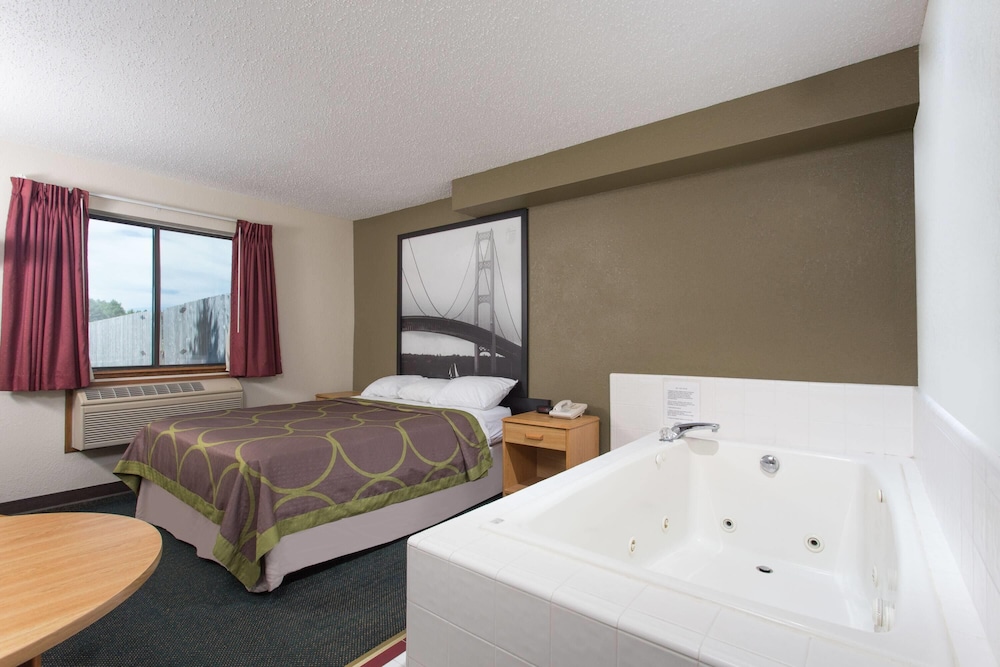 Super 8 by Wyndham Houghton Lake - photo 5