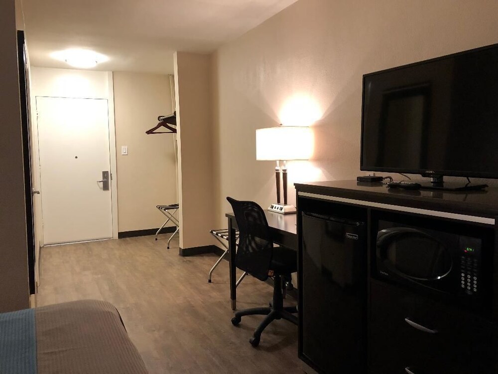 Inn Of Long Beach - photo 15