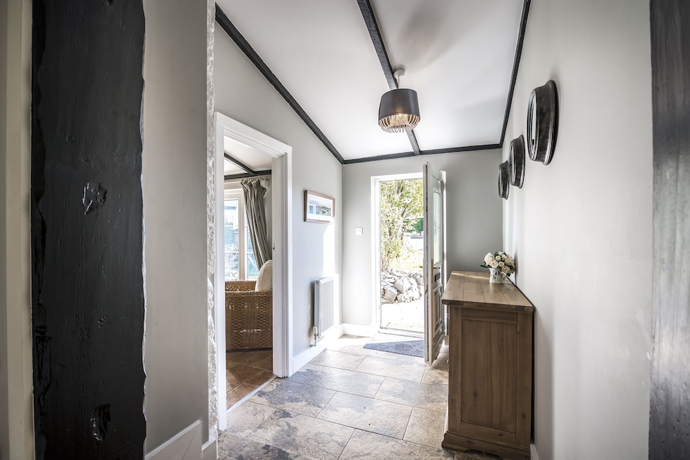 Barn Conversion Hot Tub Penally Tenby — 4-Star Luxury Hotel in Penally, United Kingdom