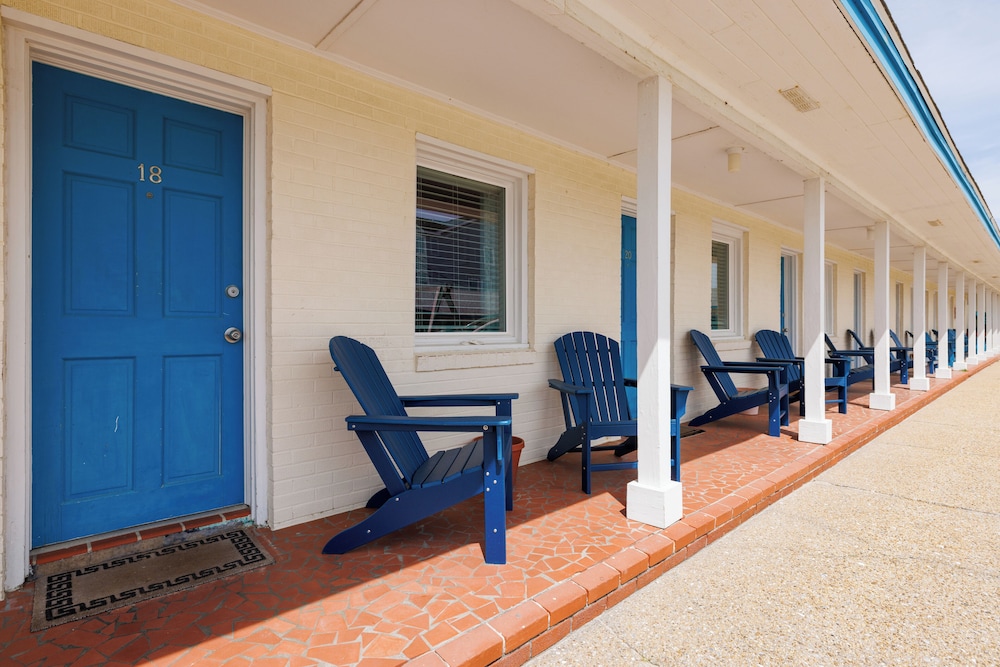 Dolphin Oceanfront Motel - photo 28