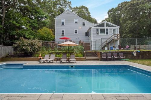 Private Pool Large Deck and Game Room — hotel in Dennis