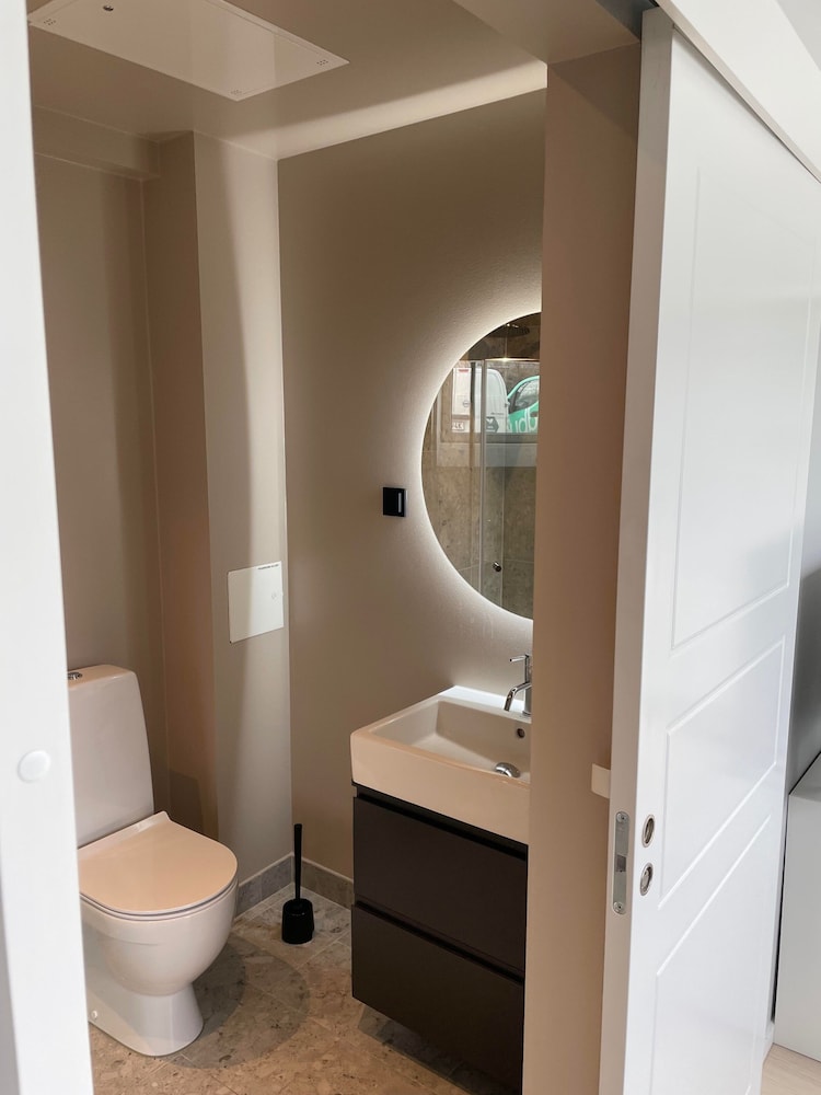 Apartment Sleeps 3 And Great Location 22262245 — Sollentuna