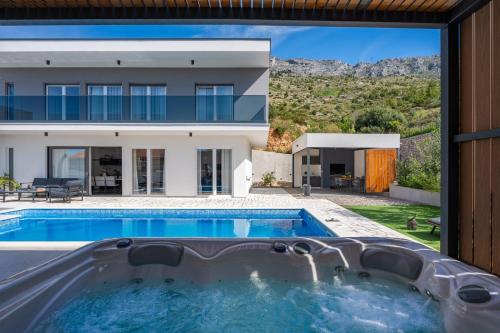 Villa Hill with private 32sqm heated pool and hydro massage 4 en suite bedrooms 200m from the sandy beach — 4-Star Luxury Hotel in Duce, Croatia